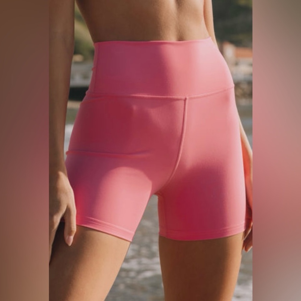 DAILY DRILLS shorts in color CHEEKS !! size small !